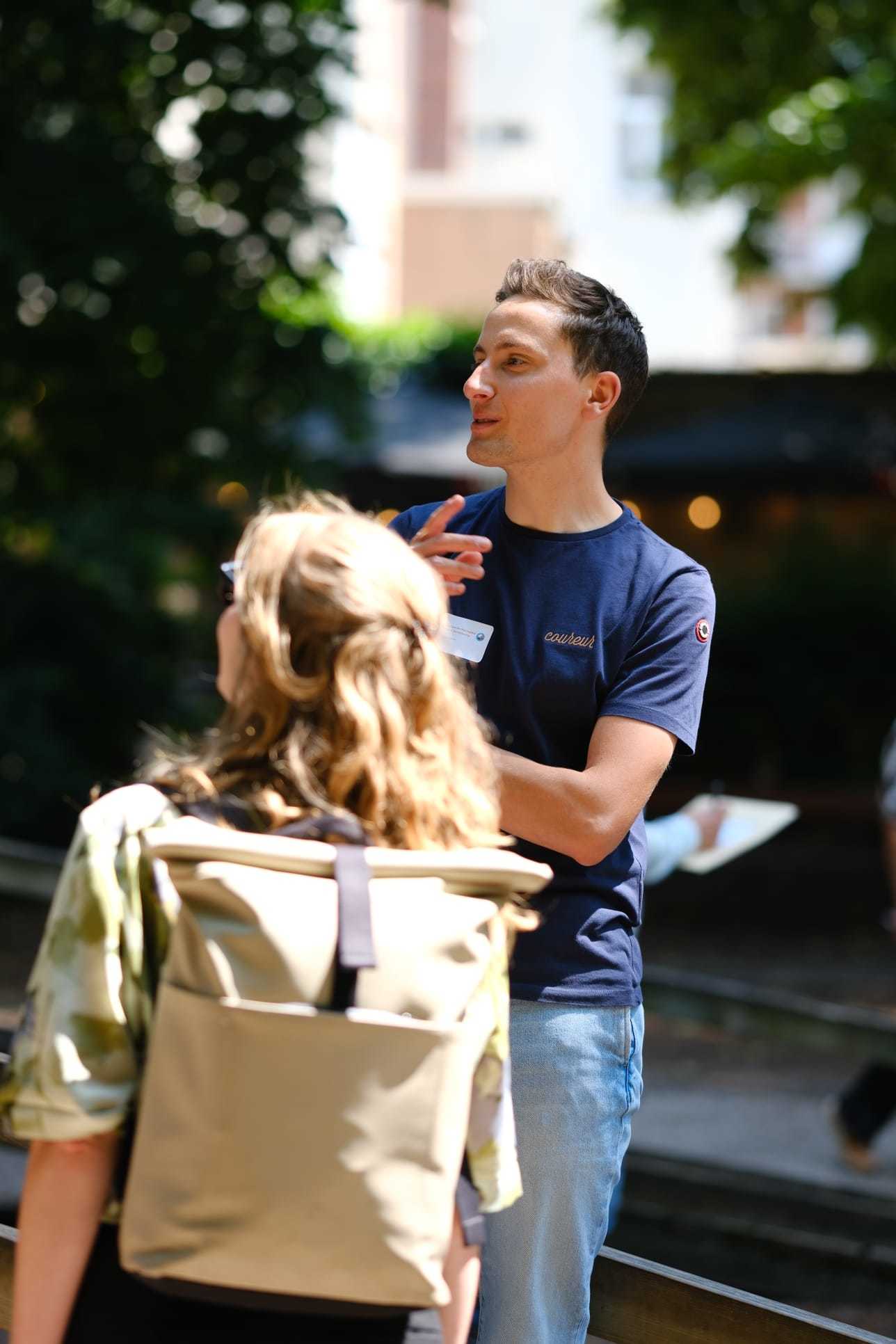 Een man draagt een blauw t-shirt, een vrouw draagt een rugzak